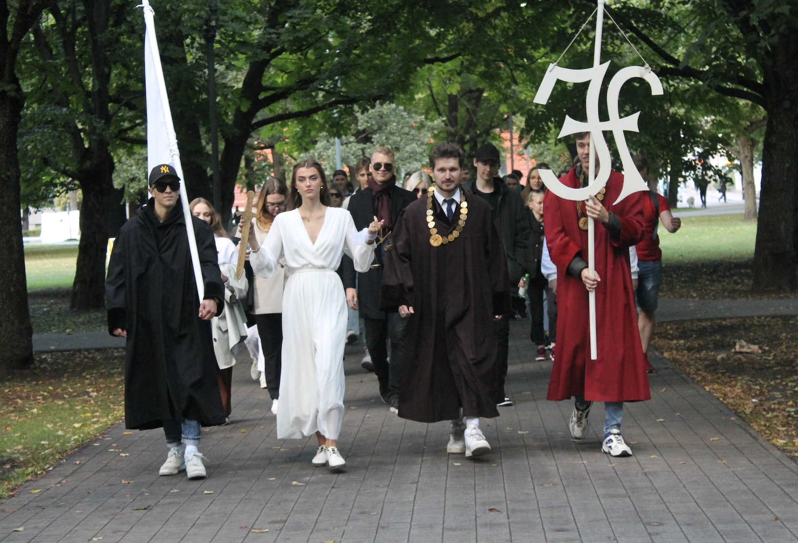 JF studenti iet uz Doma laukumu